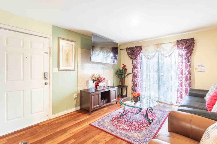 Modern 3BR Near NYC | Yard, BBQ & Free Parking gallery image 3