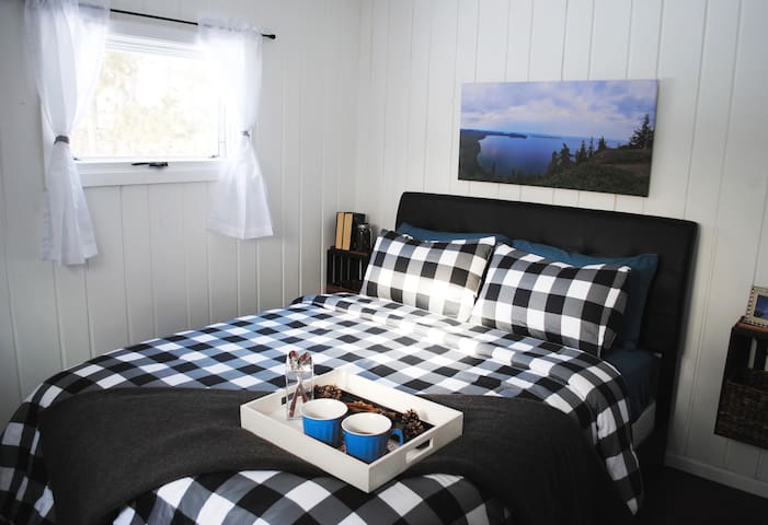 ⭐ Quiet Cottage Retreat on 2 Acres *Dog Friendly*