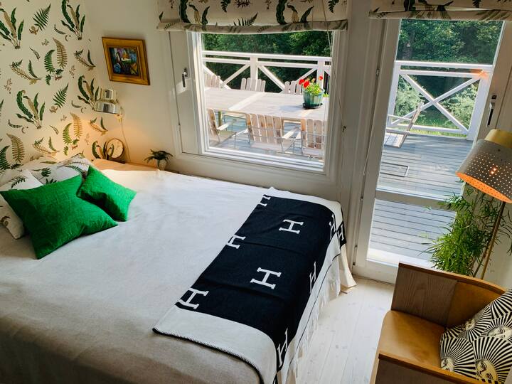 Საწოლის ქვედა ოთახი დიდი საწოლით (სიგანე 160 სმ)