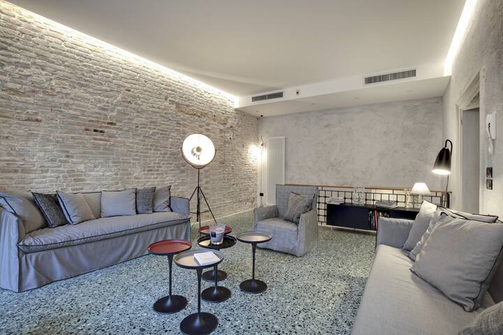 Stunning Modern Apartment in the Heart of Venice gallery image 5