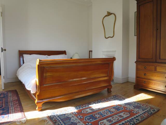 Sunny Large Double Bedroom, Bay Window