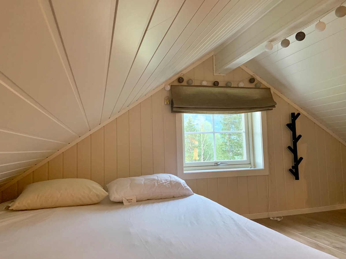 1 kingsize-seng (180 cm), pluss til enkle gulvmadrasser.