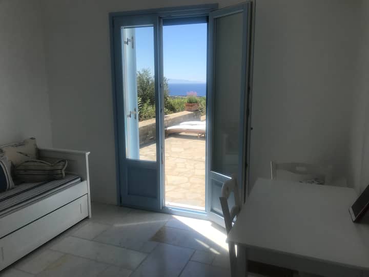 ห้องนอนพร้อมเตียงโซฟาหรือพื้นที่ทำงาน