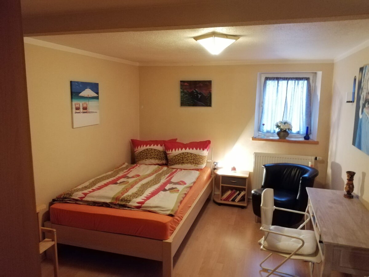 Приземен етаж:  Сладко двойно легло с спалня „Роза “, подходящо и за потребители на инвалидни колички.