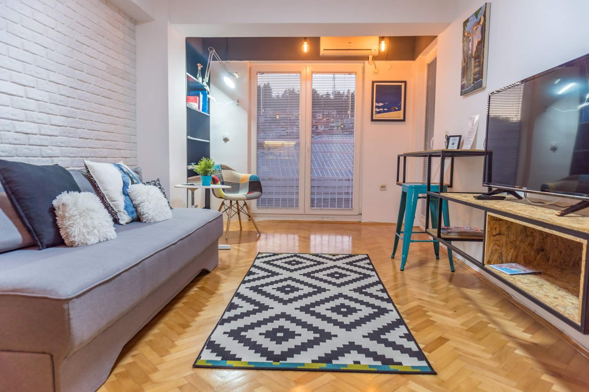Super central ⭐ 1 min to lake & old city ⭐ parking