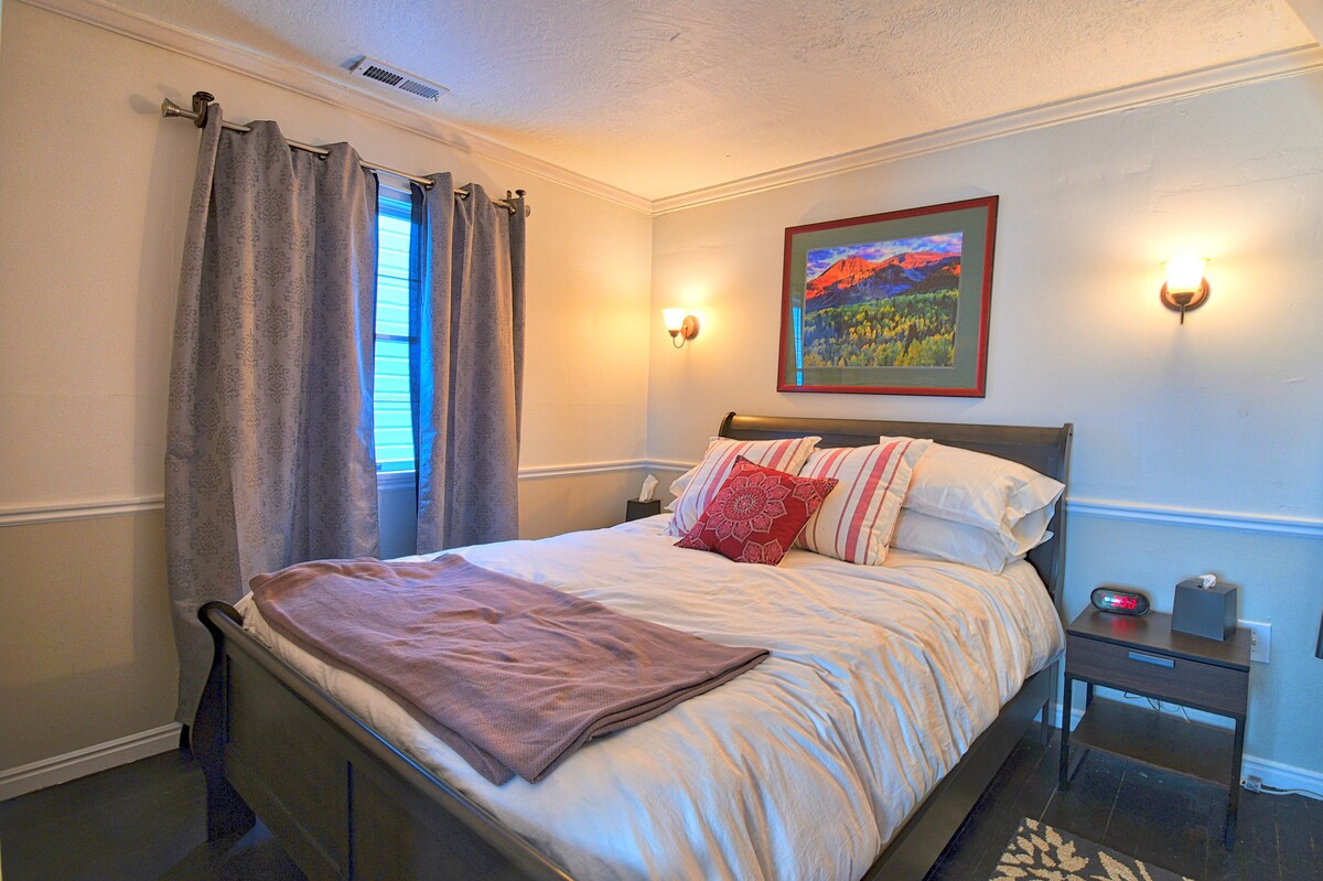 Glavna spavaća soba na glavnom katu s bračnim krevetom