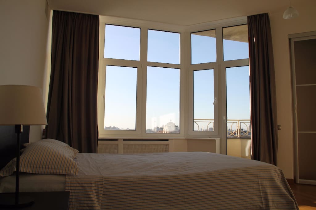 25m2 private bedroom with double bed and private wardrobe