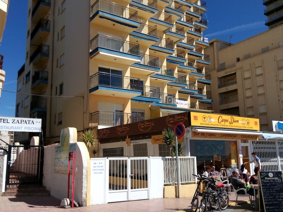 Restauración y comercios de proximidad en la puerta del edificio