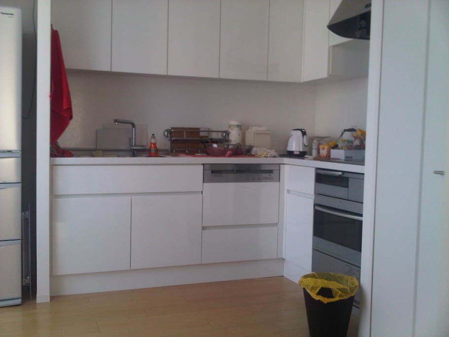 Cucina con lavapiatti, lavatrice, forno