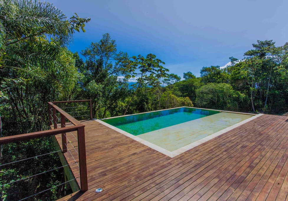 Piscina com deck