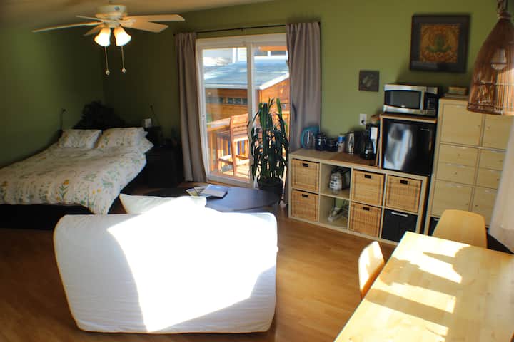 Garden Studio W/ Deck & Sauna - Happy Valley, OR