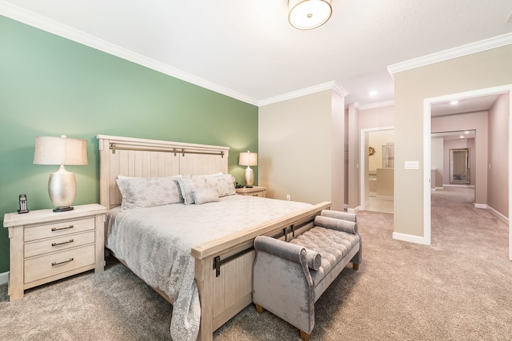 Chumba kikubwa cha kulala kilicho na bafu na bafu la ndani 