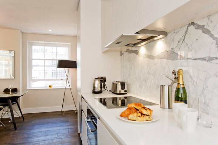 Elegant and Stunning 2 Bed and 2 Bath in Pink Mews gallery image 4