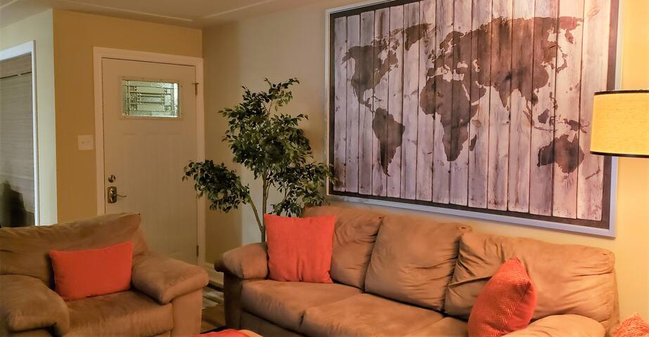 Sleeps 18 Beautiful 5 Bdrm Cozy Peaceful City Home gallery image 2