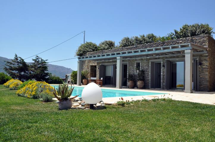 Villa Oliva – majestic views of Andros