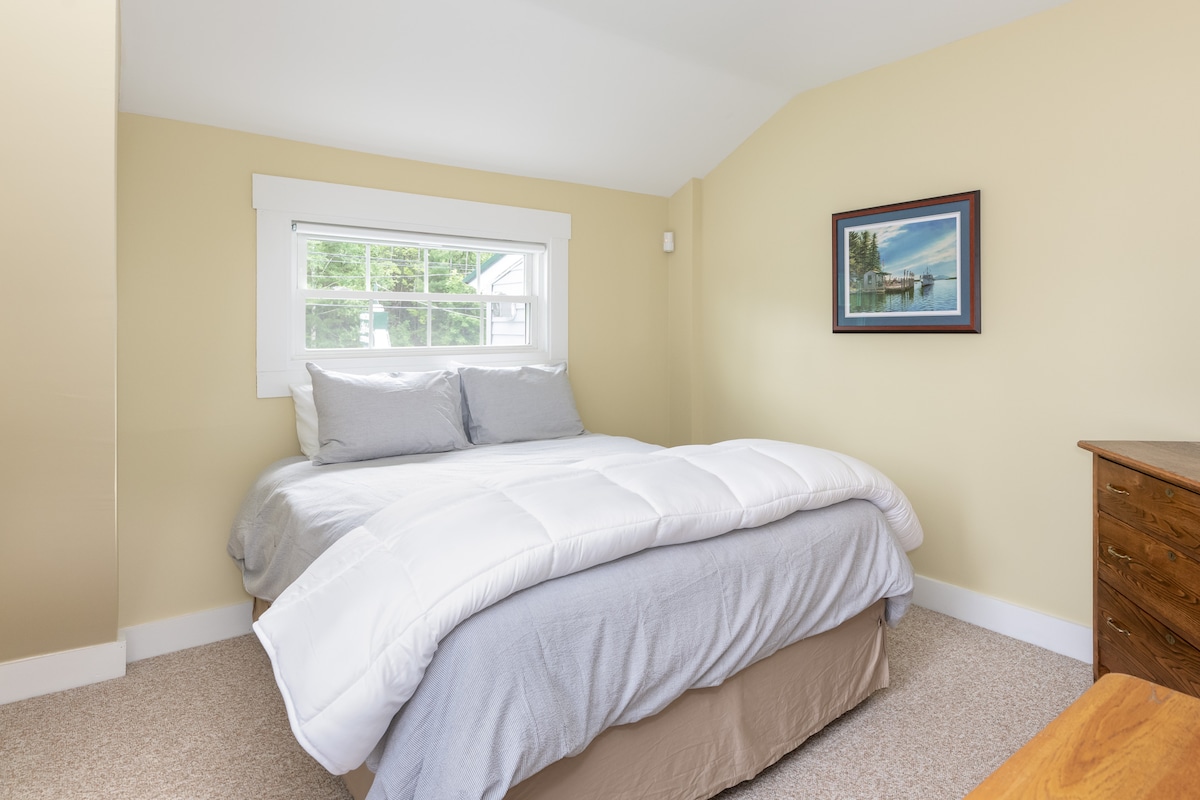 Bedroom 4 with a queen bed