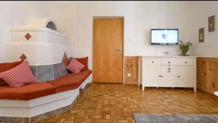 סלון עם כיריים עם אריחים 