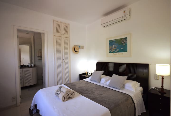 Suite con cama tamaño queen y pantalones cortos completos.