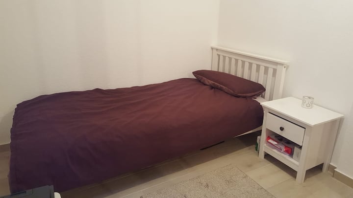 Dormitorio: cama de 90x200, mesita de noche y armario grande.