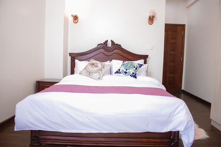 Segundo dormitorio con cama tamaño queen.