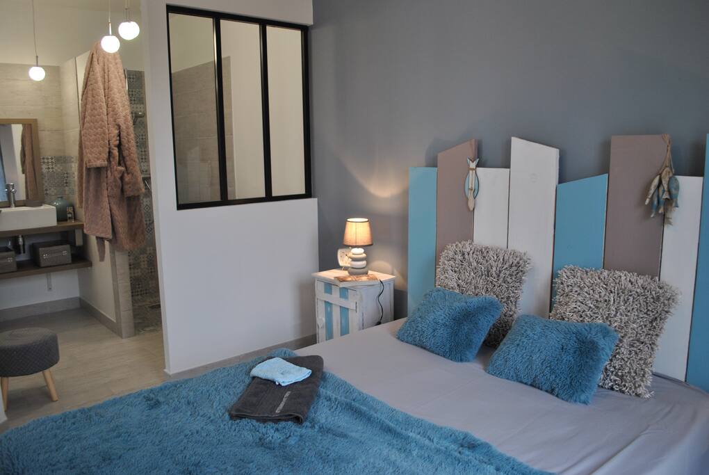 La chambre 1 avec sa salle d'eau + wc