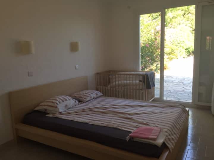 带套内卫生间的卧室，可直接进入露台和泳池区域