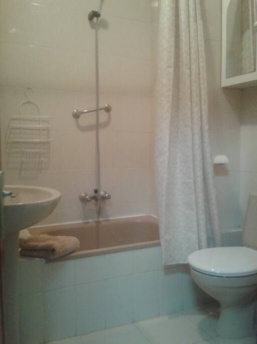 Badezimmer mit Badewanne/Dusche, Waschbecken, Toilette, Bidet