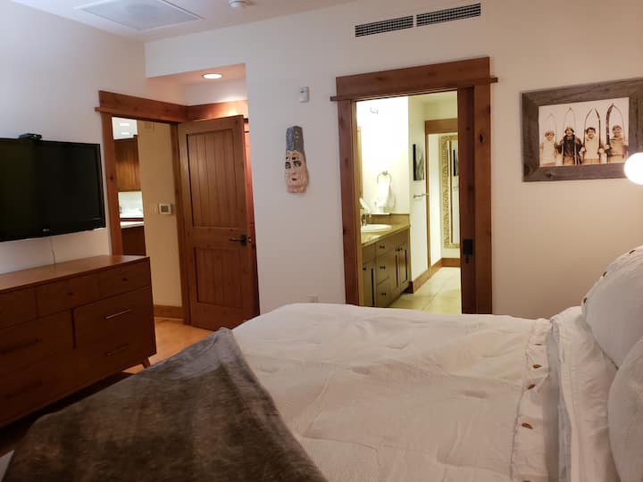 Chambre principale avec lit king size très confortable.