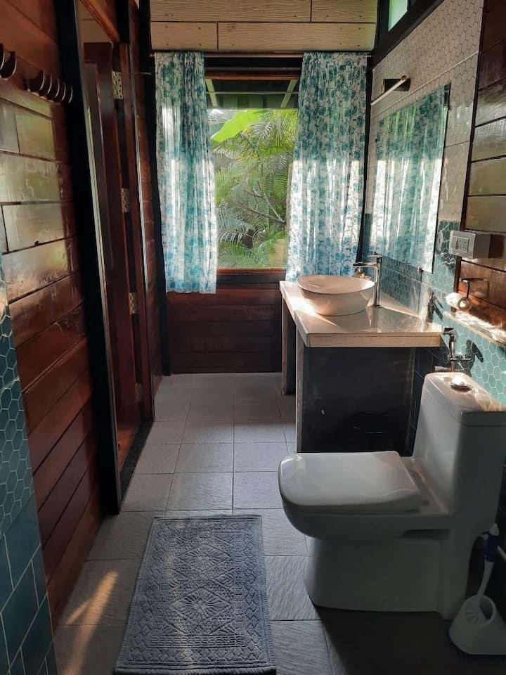 Full bathroom image 3