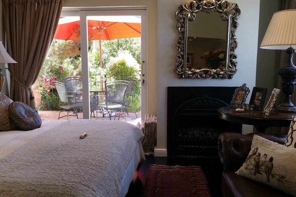 Sapphire honeymoon suite size 75m2 with lounge, double en-suite & patio with sea & mountain views