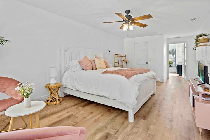 חדר שינה 1 - חדר קינג סייז ראשי בקומה התחתונה עם חדר רחצה צמוד. 
(יש לנו 2 חדרי שינה ראשיים, אחד למעלה ואחד למטה, שניהם עם חדרי רחצה משלהם.)