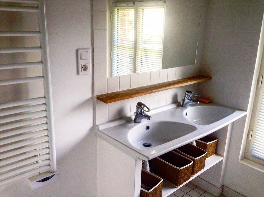 La salle de bain moderne avec double vasque