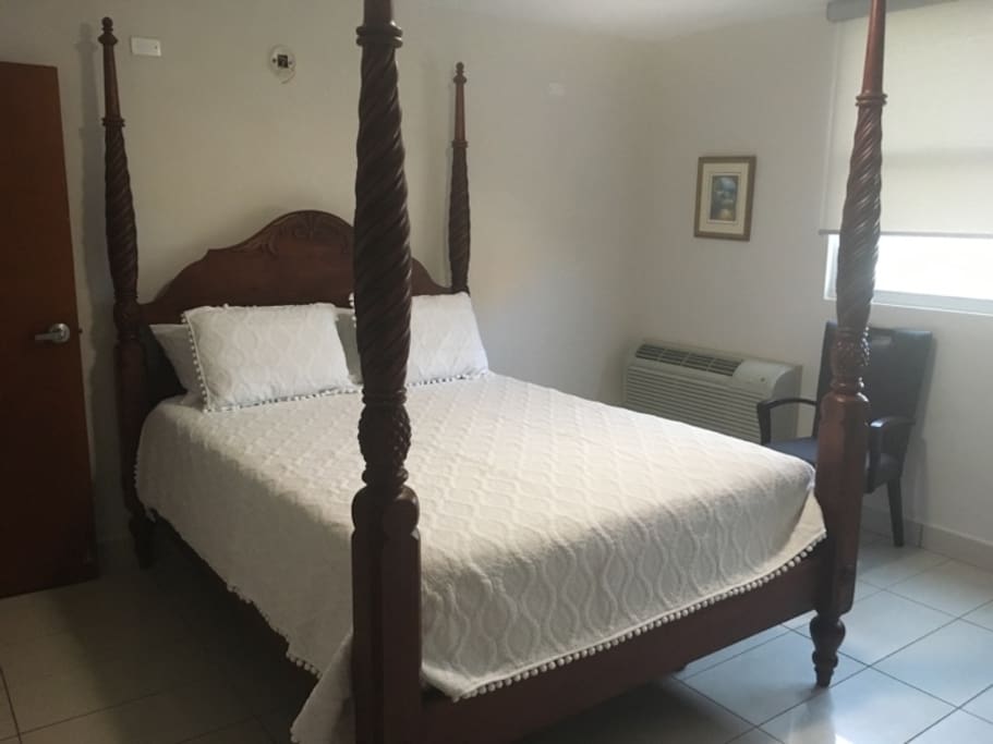 Bedroom 1, Queen-size bed