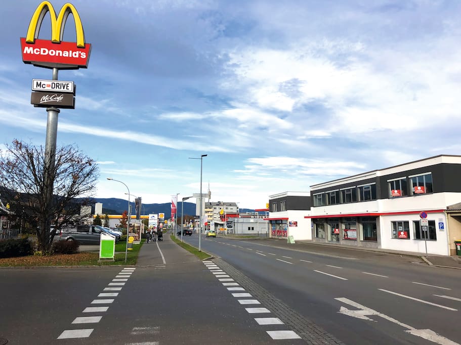 Das Wohnhaus befindet sich im Innenhof der beiden rechts befindlichen Bürogebäude. McDonalds auf der gegenüberliegenden Seite.