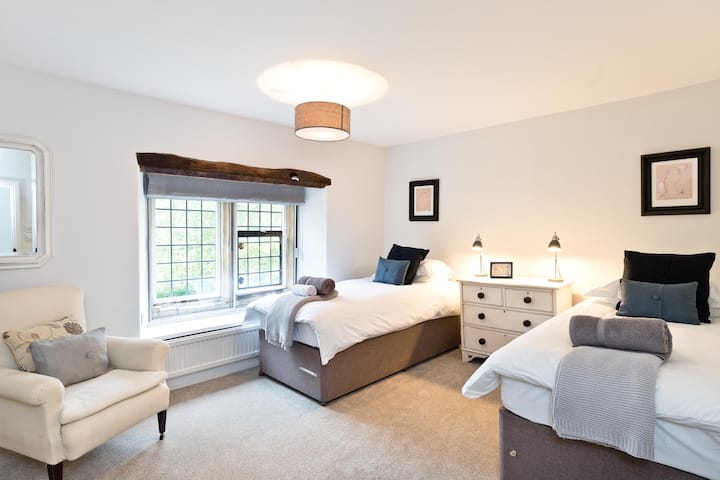 Chumba kikubwa, chenye nafasi kubwa na chenye hewa ya kutosha chenye vyumba viwili vya kulala kwa kutumia chumba cha kuoga cha kujitegemea kwenye sehemu ya juu ya ngazi.  