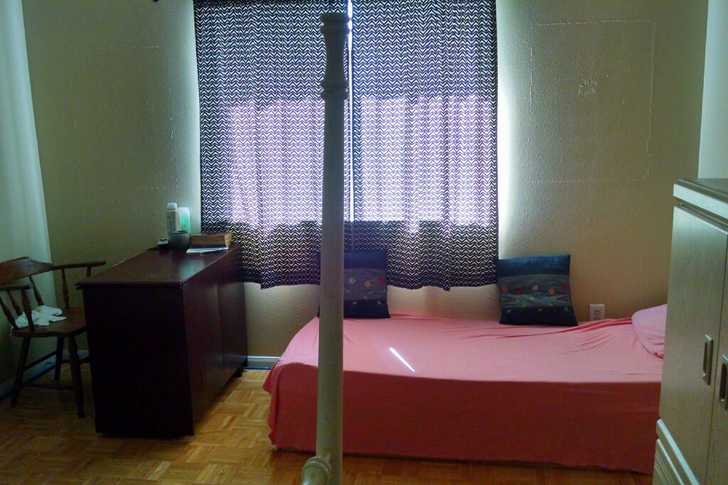 Lotta natural light, desk n TV (add'l room for a child)