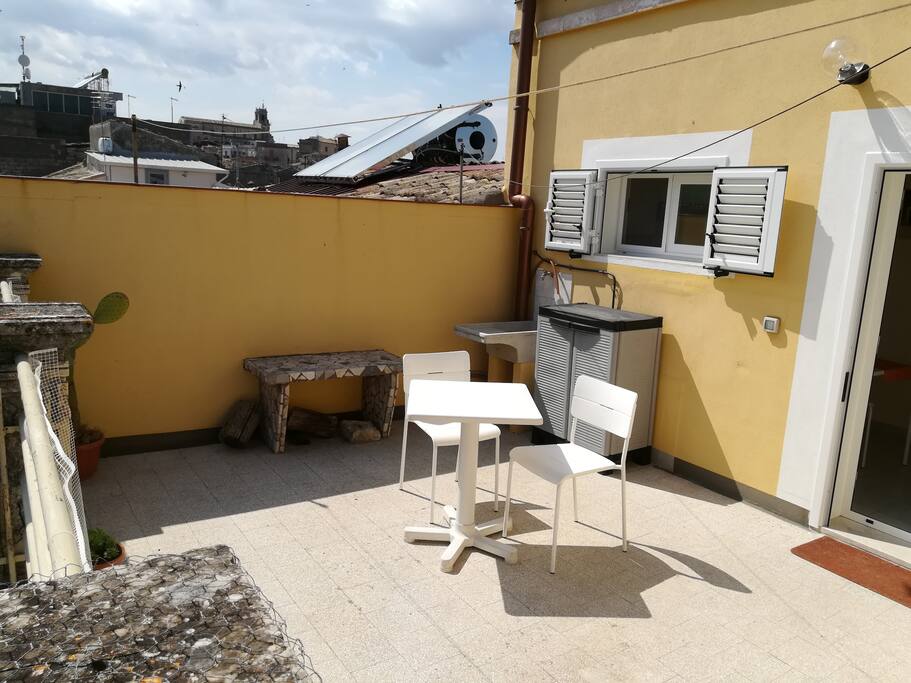 ampio terrazzo provvisto di pilozzo e barbecue