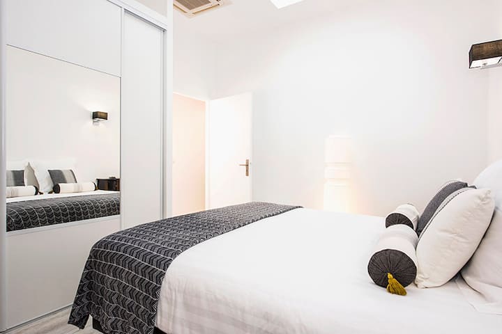 Dhomë gjumi elegante dhe e ndritshme me një krevat dopio "queen-size", shtroja premium dhe çarçafë hoteli. Atmosferë elegante dhe qetësuese, e përkryer për një qëndrim të rehatshëm.