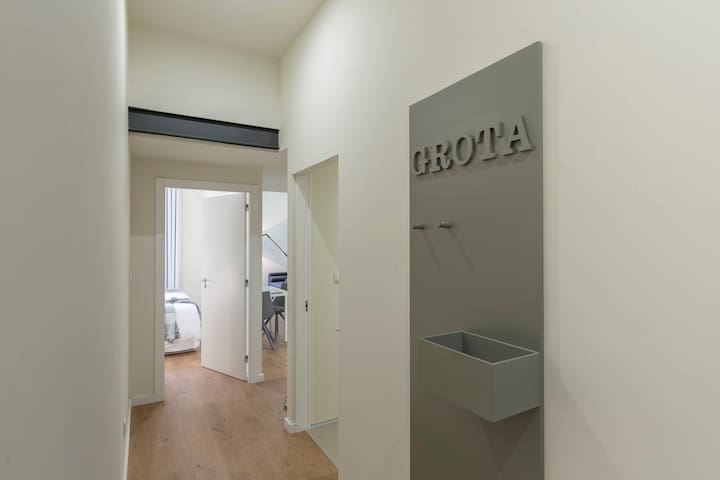 Domus 21 – Grota (Entreparedes)