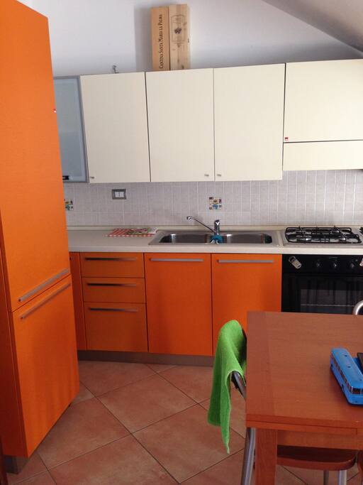 Cucina in ampio soggiorno