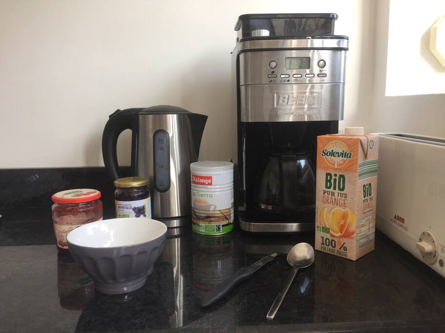 Un petit déjeuner complet , compris dans le prix
