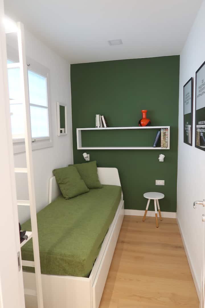 带休闲区的房间。