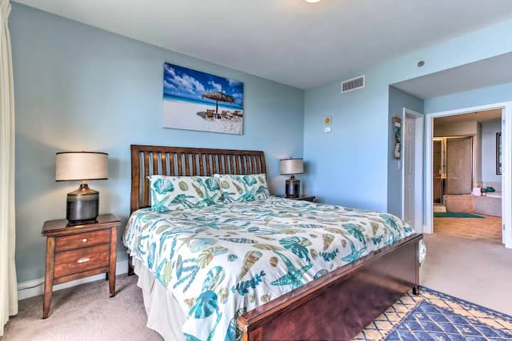 סוויטת חדר שינה ראשי מרווחת מאוד, עם מיטת קינג סייז מפוארת. לאחרונה הוספנו עוד עיצוב חוף על הקירות (לא בתמונה הזו). 