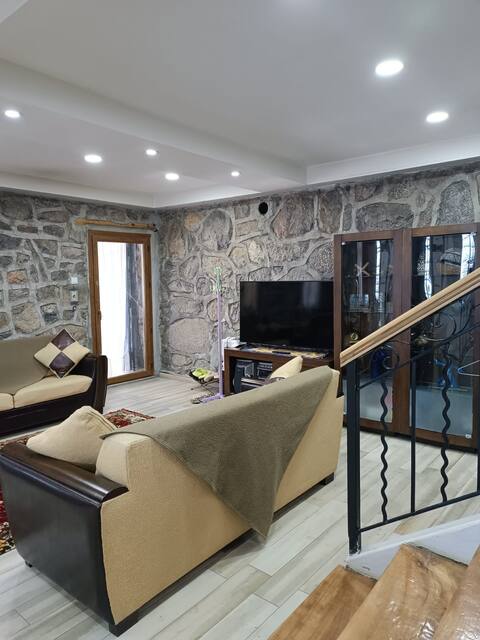 5 min to airport, 8 min to fair, air conditioned stone house
