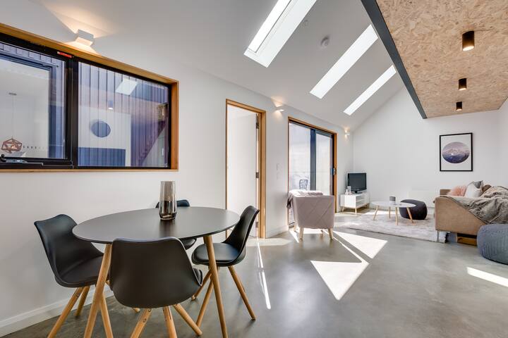 Well-appointed, architecturally designed home gallery image 2