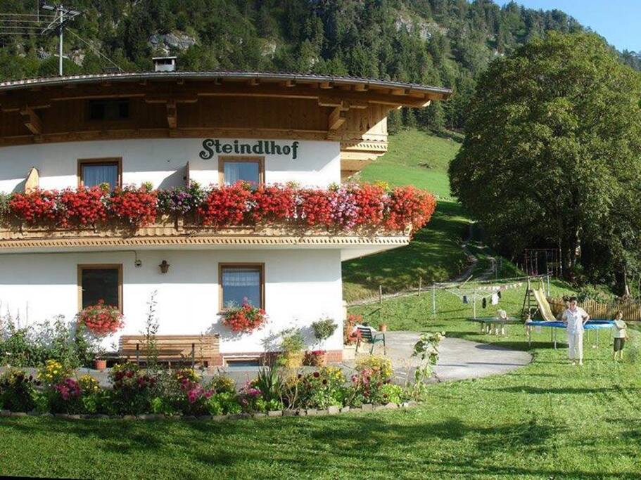 großer Garten mit Kinderspielbereich