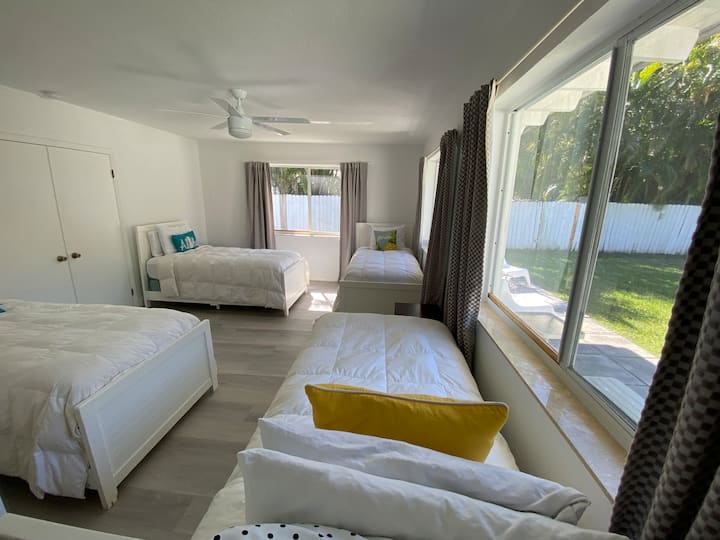 Skvelá izba s obrovskými oknami a štyrmi super pohodlnými posteľami