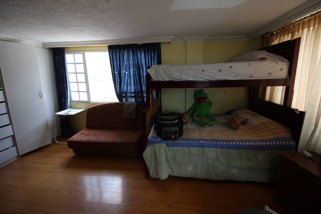 Cuarto para dos, con bano compartido y una vista linda de la ciudad