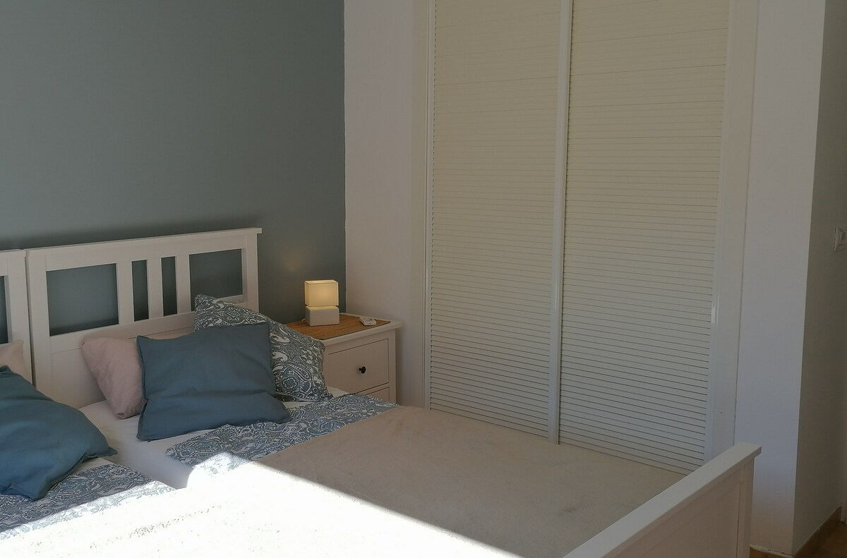 მე-2 სართულის საძინებელი შედგება 2 ერთადგილიანი საწოლით