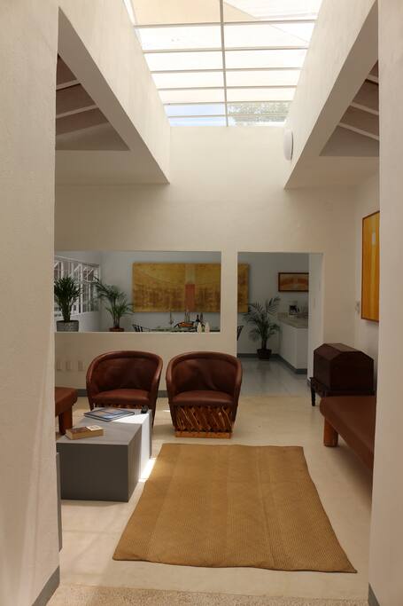 Vista de la sala desde las recámaras. El techo es de vidrio por lo que entra mucha luz natural. / Living room as seen from the rooms. The glass ceiling lets in plenty of natural light.
